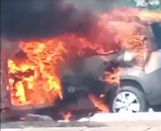 Carro é consumido pelas chamas próximo a um shopping na Zona Sul de Aracaju