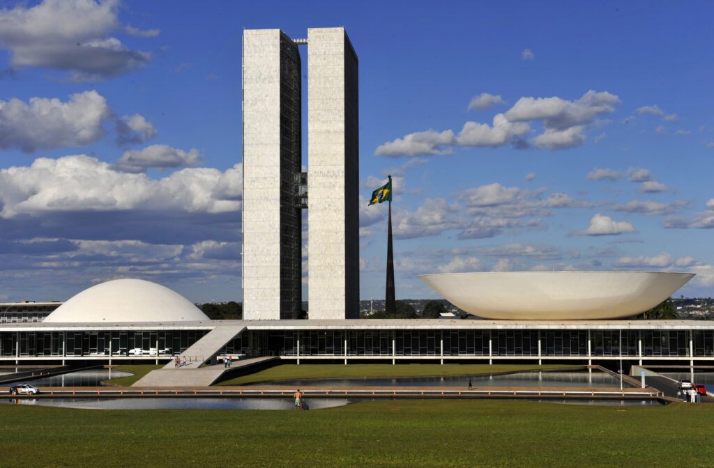 Câmara aprova PEC que perdoa multas e cotas raciais de partidos