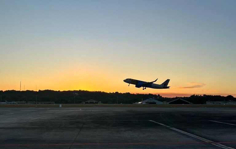 Preço da passagem aérea doméstica caiu 14,7% em setembro, diz Anac