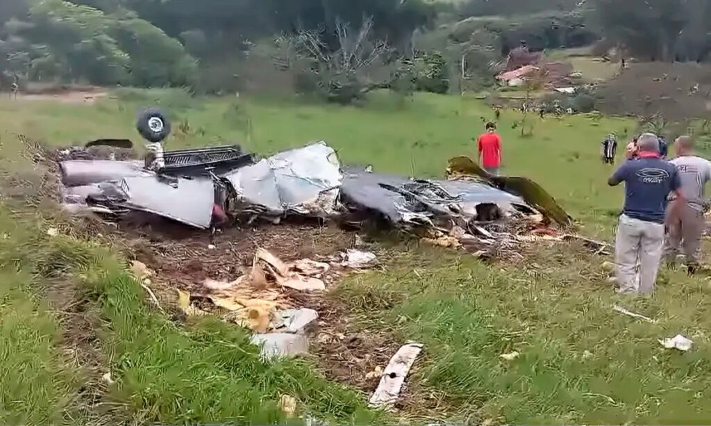 Avião cai em Minas Gerais e deixa sete mortos