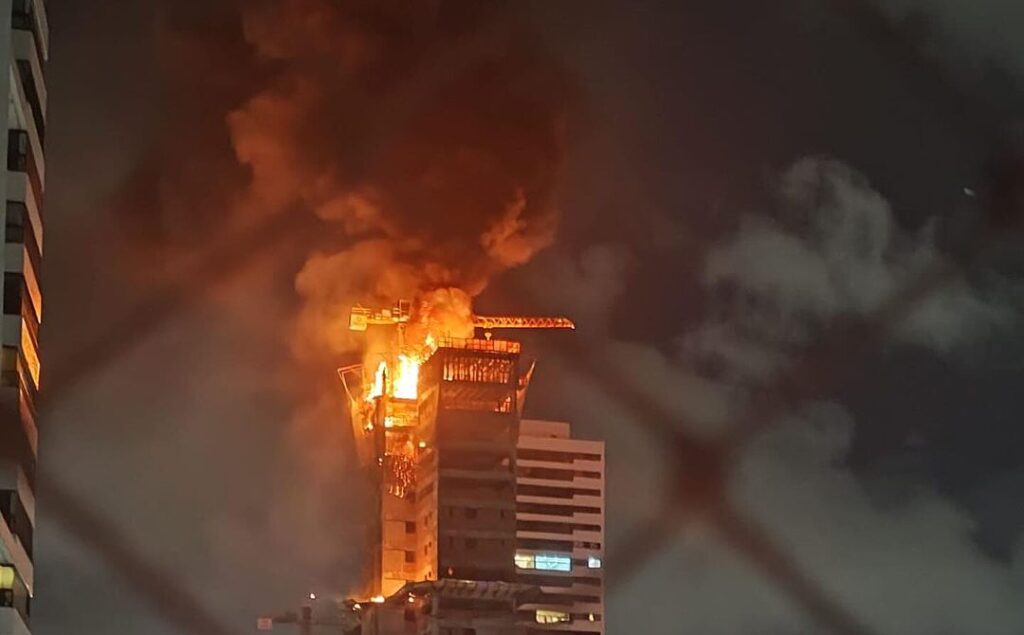 Incêndio atinge prédio em construção em Recife