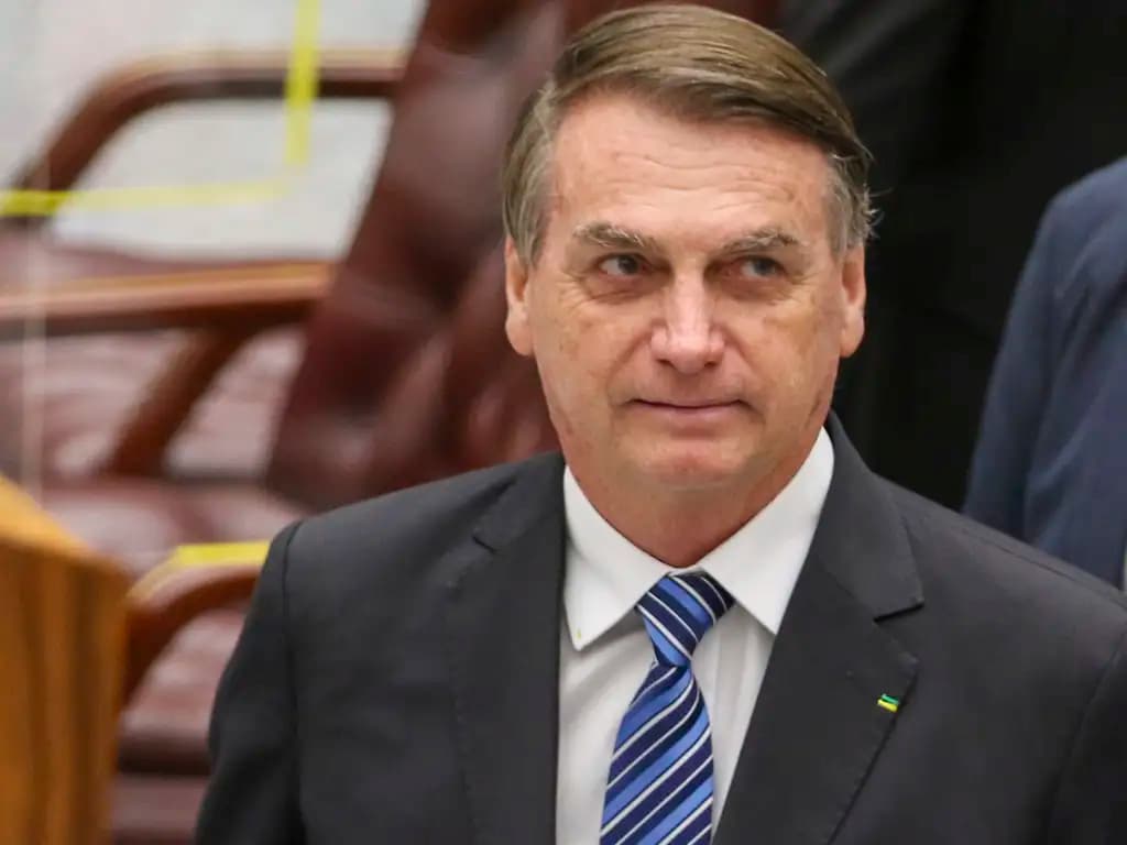 Bolsonaro e mais 16 são indiciados por fraude em cartão de vacinação de covid