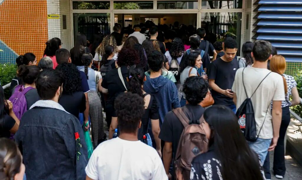 Estudantes começam a receber primeira parcela do Programa Pé-de-Meia nesta terça-feira