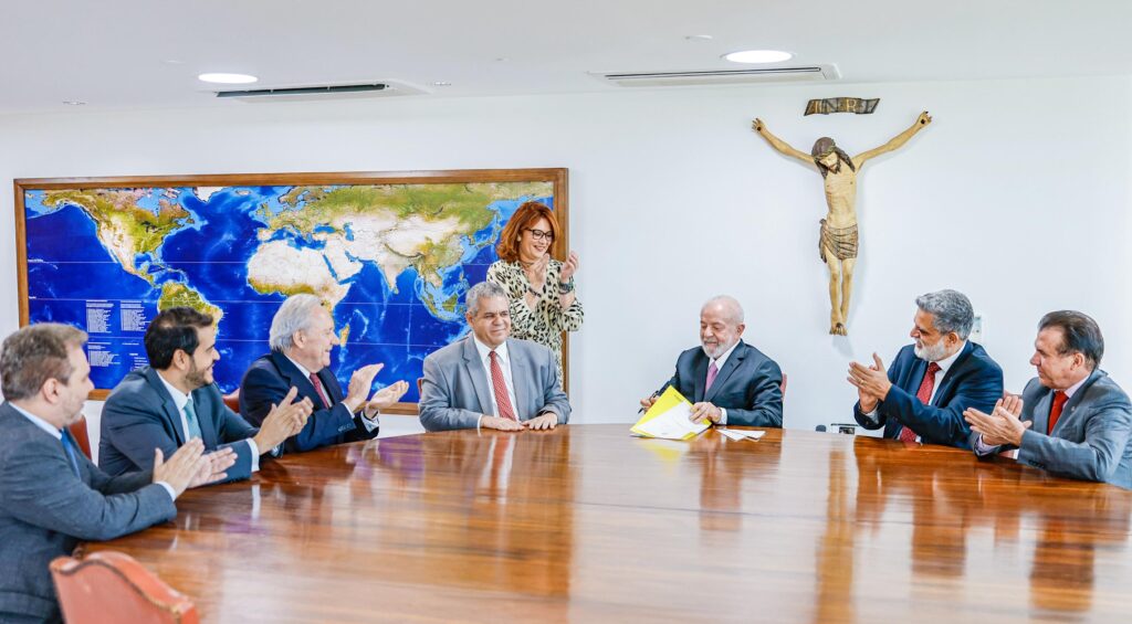 Lula escolhe Antônio Fabrício para vaga no TST; Roseline Morais fica de fora