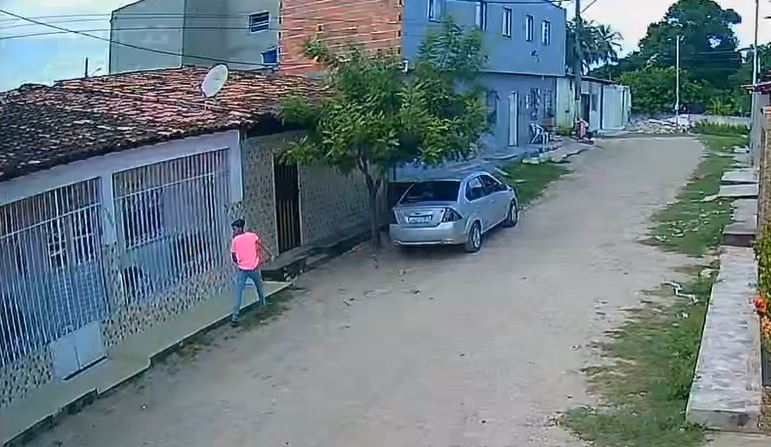 Polícia Civil divulga imagens de suspeito de roubar celulares em assalto a uma casa no bairro Santa Maria