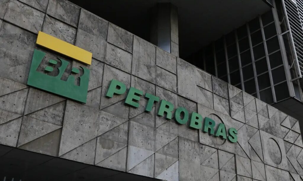 Petrobras irá distribuir  aos acionistas R$ 21,95 bi em dividendos extraordinários