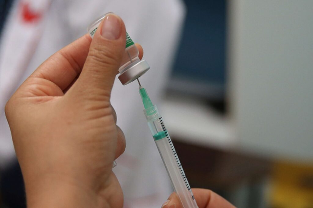 Aracaju inicia vacinação contra a dengue na quinta-feira, 2; público-alvo são crianças de 10 a 14 anos