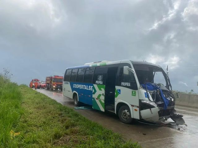 Colisão entre micro-ônibus e carreta deixa três feridos na BR-101 próximo a Maruim