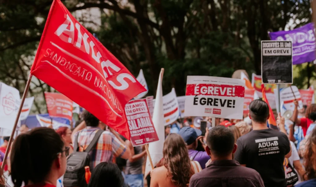 Professores de universidades e instituições federais encerram greve após acordo