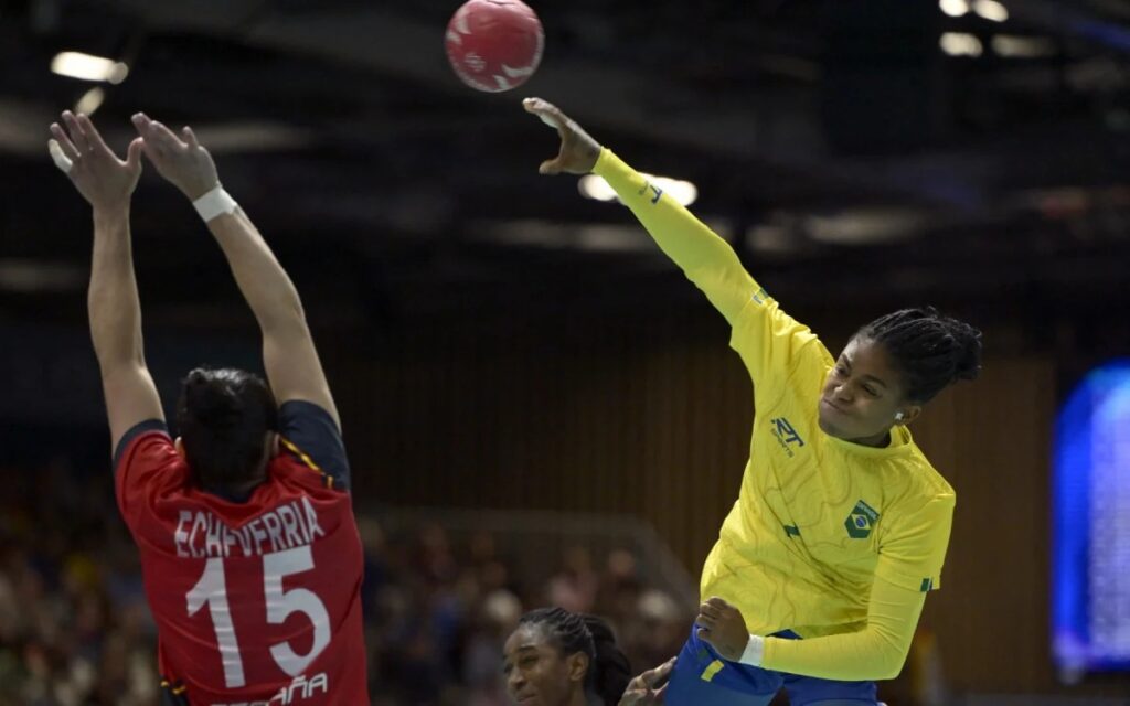 Brasil atropela Espanha na partida de estreia do handebol feminino em Paris