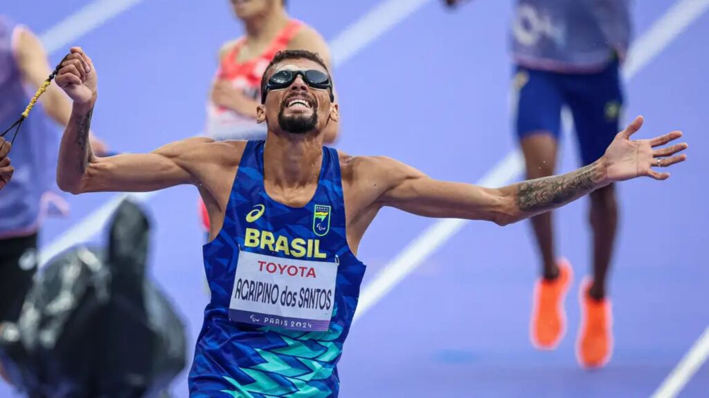 Julio Cesar conquista primeiro ouro do atletismo nas Paralimpíadas de Paris e bate recorde mundial