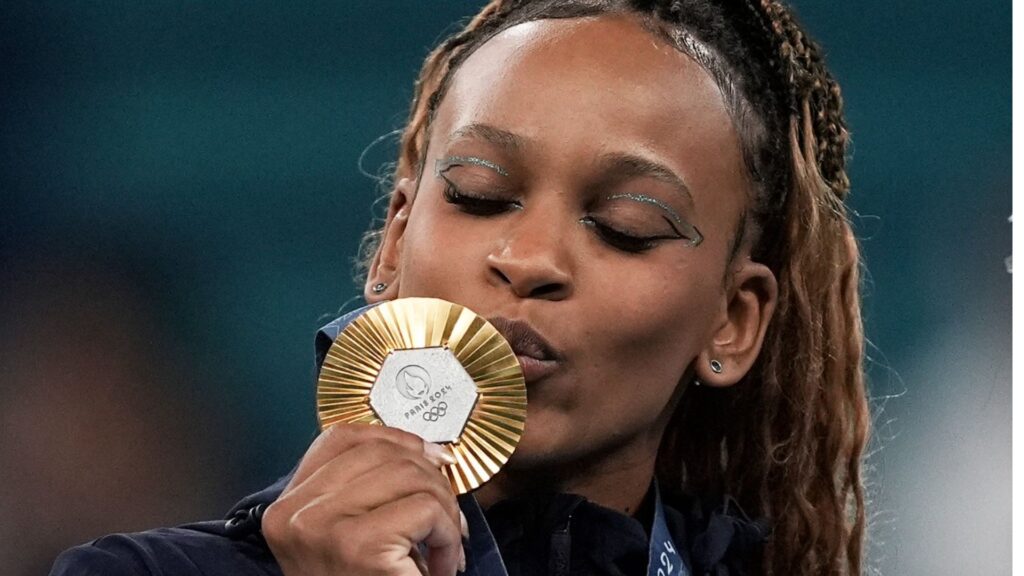 Com ouro no solo, Rebeca Andrade vira a maior medalhista olímpica do Brasil