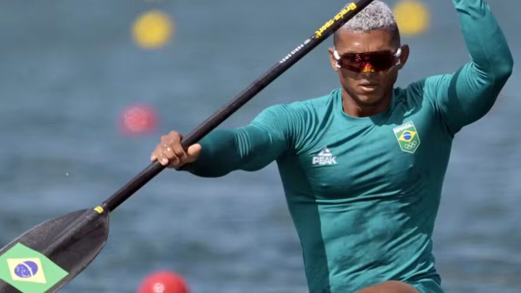 Isaquias Queiroz garante medalha de prata na canoagem C1 1000m