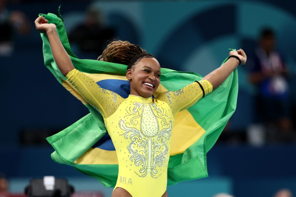 Rebeca Andrade é prata no individual geral e vira maior medalhista mulher do Brasil em Olimpíadas