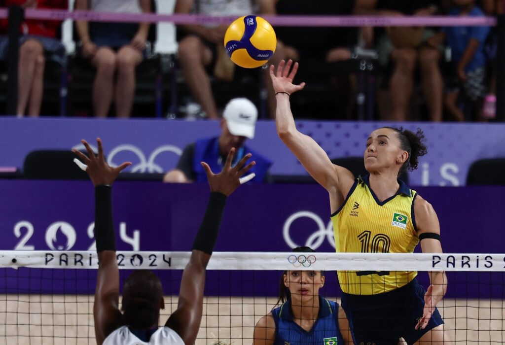 Olimpíadas de Paris: Vôlei feminino do Brasil vence mais uma e avança para as semifinais