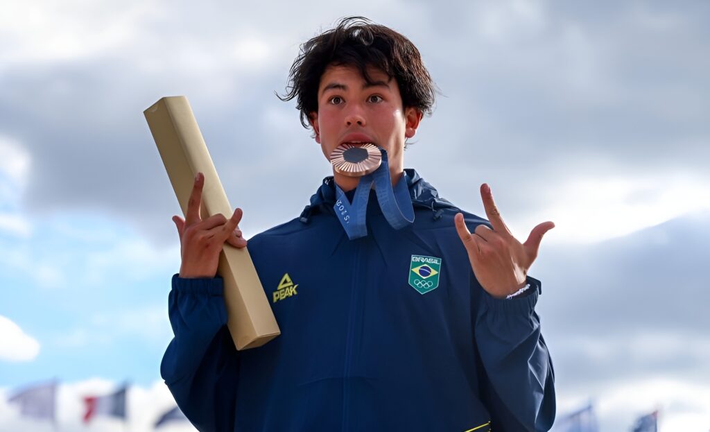 Olímpiadas 2024: Augusto Akio conquista bronze no Skate Park