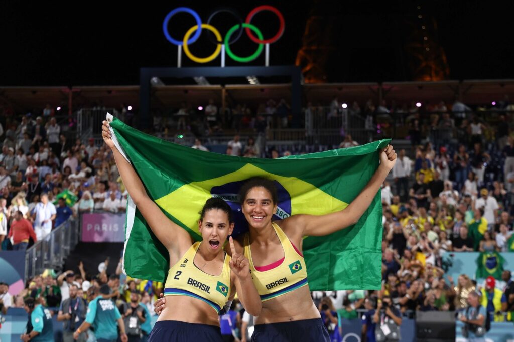 Duda e Ana Patrícia conquistam ouro no vôlei de praia feminino