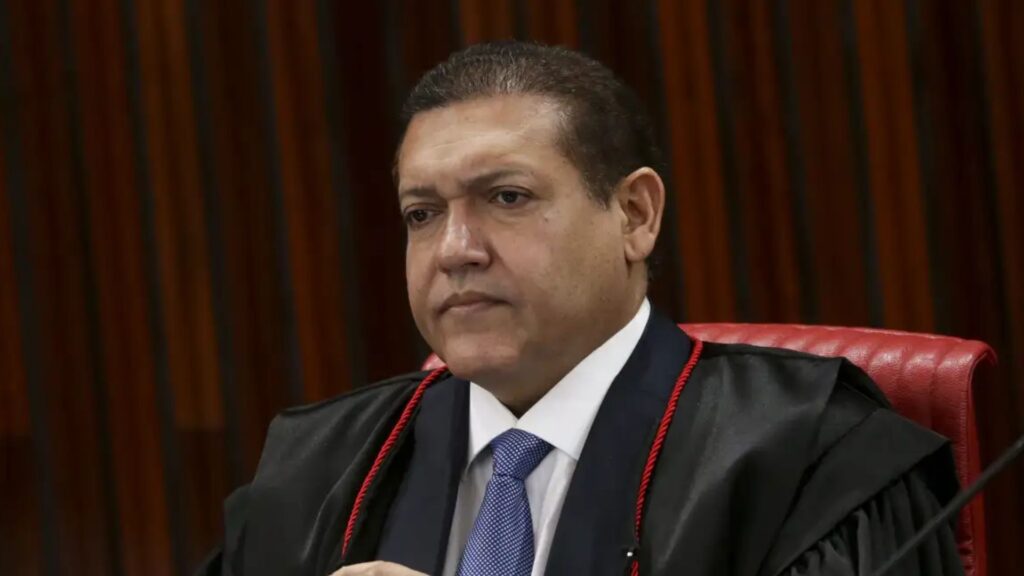 Nunes Marques pede parecer da AGU e PGR sobre suspensão do X