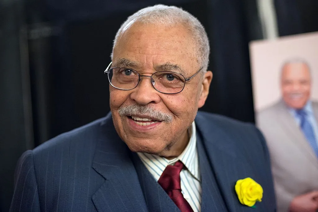 Morre, aos 93 anos, o ator James Earl Jones, voz de Darth Vader