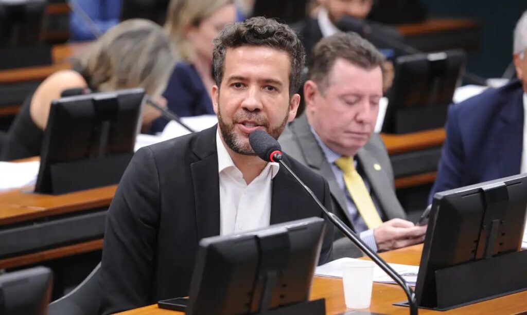 Polícia Federal indicia deputado Janones por suspeita de esquema de “rachadinha”