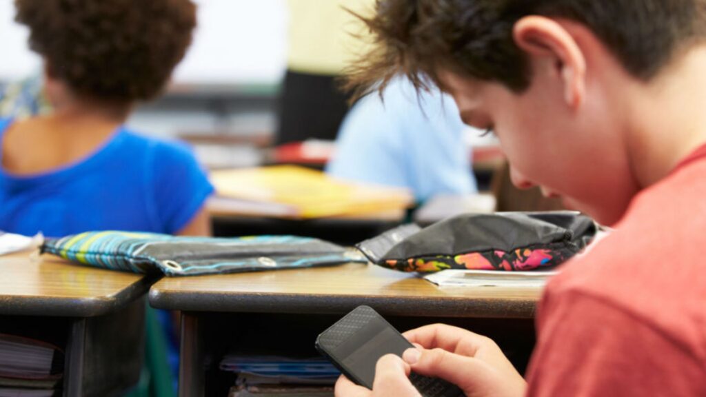 Comissão da Câmara aprova projeto que proíbe uso de celulares em salas de aula