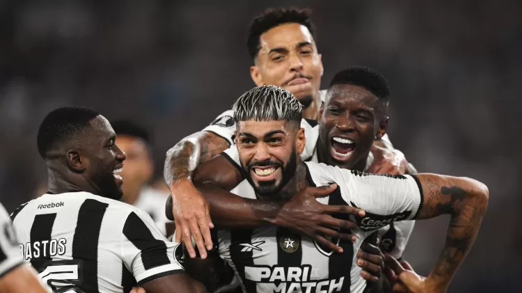 Em noite brilhante, Botafogo atropela Peñarol e coloca um ‘pé’ na final da Libertadores