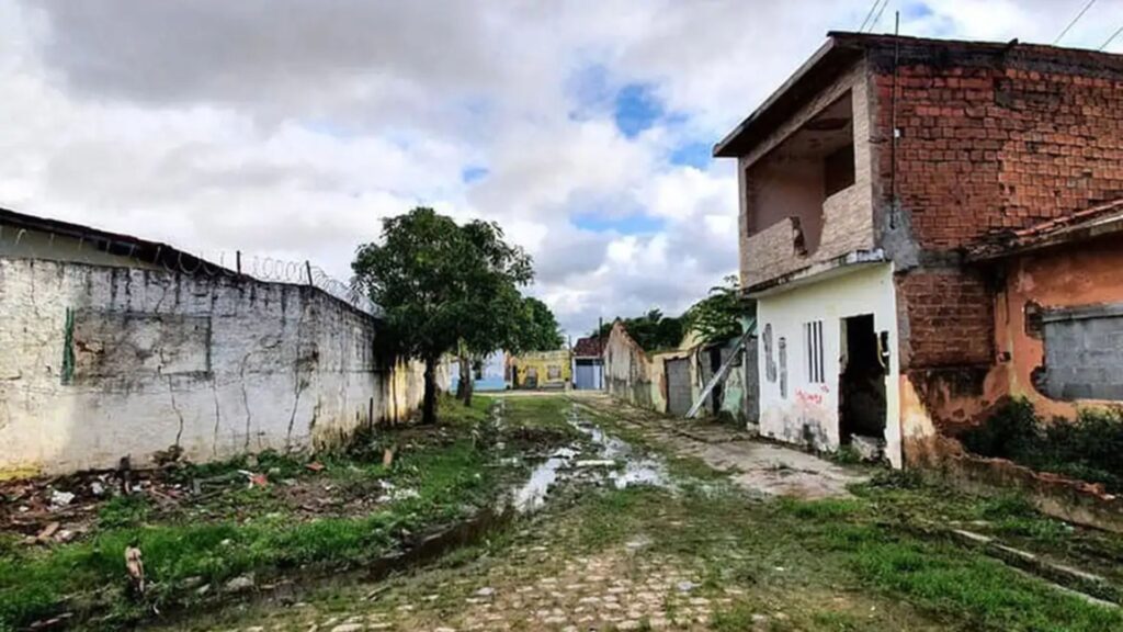 PF indicia 20 pessoas por afundamento do solo em Maceió após exploração de sal-gema