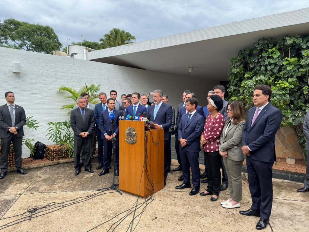 Demonstrando articulação: deputado Ícaro de Valmir participa de importante ato em Brasília ao lado do presidente da Câmara dos Deputados