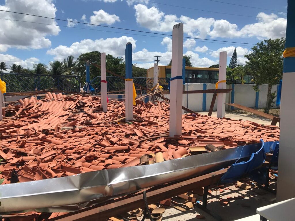 Telhado de pátio de escola municipal desaba em Boquim e aulas são suspensas