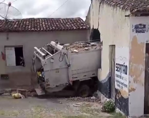 Caminhão de lixo invade casa no Sertão sergipano; motorista fica ferido