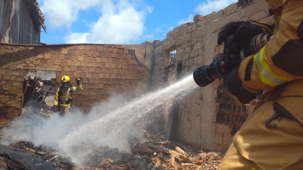 Bombeiros concluem operação em estabelecimento comercial destruído por incêndio