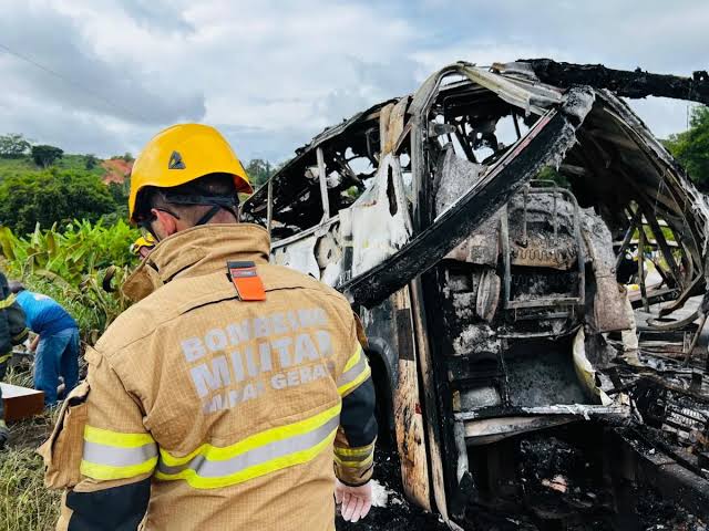 Acidente entre 3 veículos na BR-116 deixa 38 mortos em MG