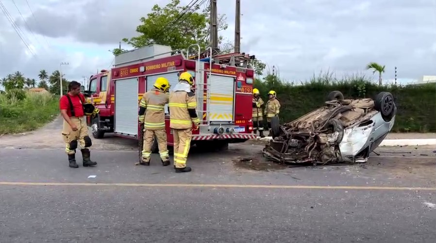 Carro capota na Rodovia dos Náufragos