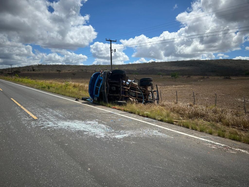 Capotamento de caminhão deixa dois feridos na SE-170 em Lagarto