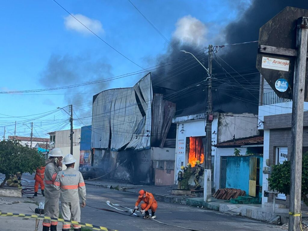 Incêndio de grandes proporções atinge estabelecimento comercial em Aracaju