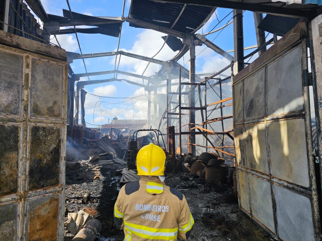 Bombeiros seguem trabalhando para controlar chamas em estabelecimento comercial após grande incêndio