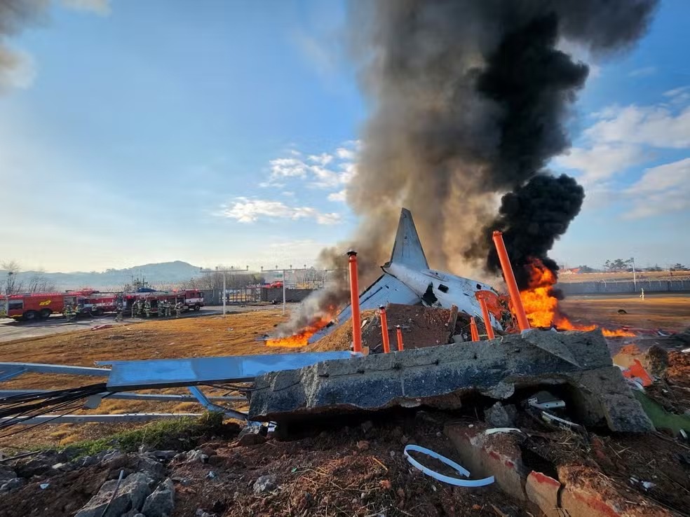 Tragédia: avião sai da pista e explode na Coreia do Sul; 179 mortes foram confirmadas