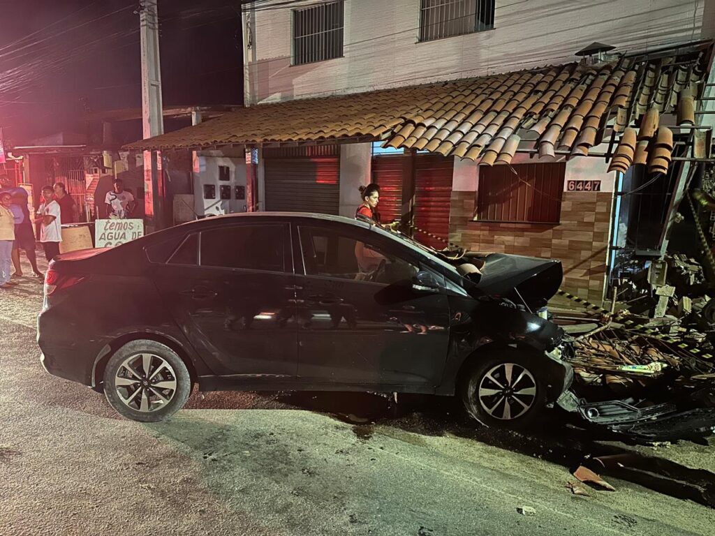 Carro colide contra muro de residência e ocupantes são socorridos na Rodovia dos Náufragos em Aracaju