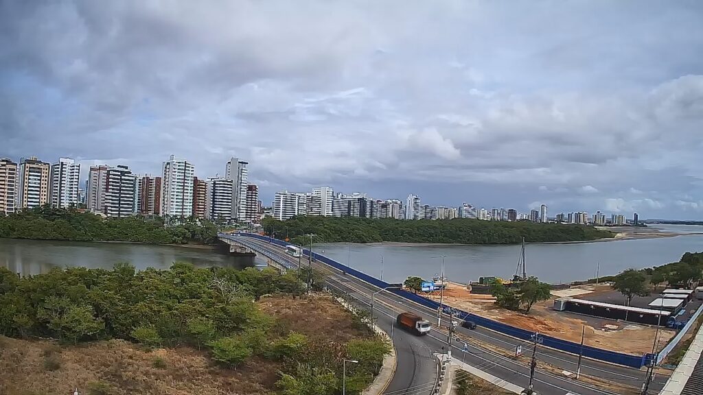 Previsão do tempo: céu parcialmente nublado com possibilidade de chuva fraca neste sábado, 14