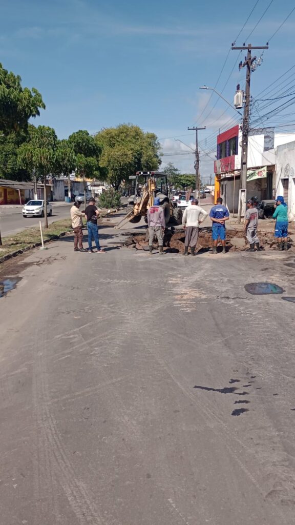 Fornecimento de água é retomado após tubulação romper e provocar cratera na Av. Maranhão