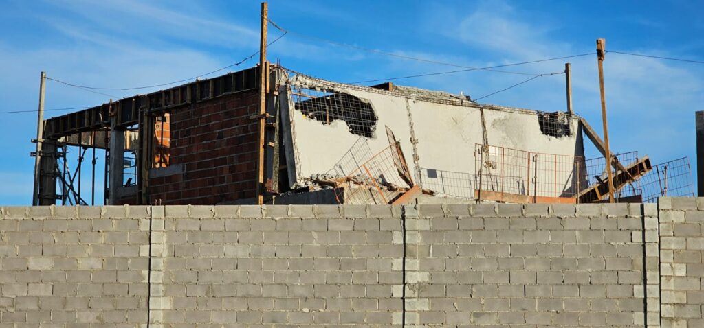 Pedreiro fica ferido após ser atingido por estrutura de laje em construção no Mosqueiro, na capital