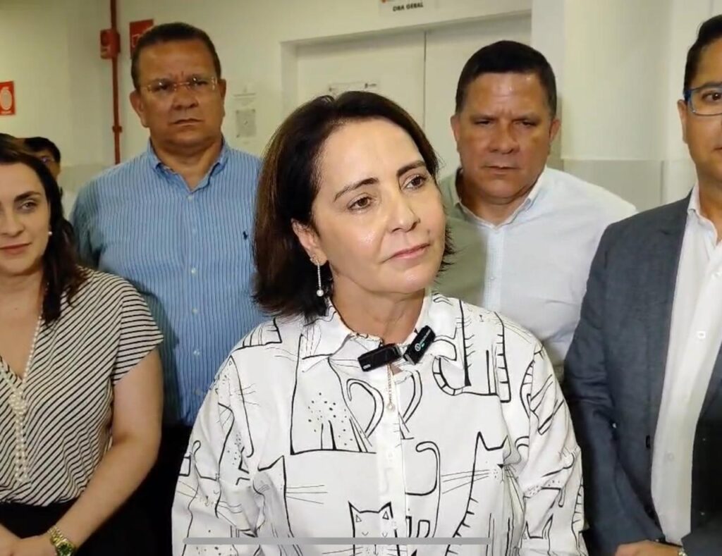 Emília visita hospitais, divulga dívida na Saúde e faz crítica irônica a Edvaldo: “Não estava tudo correto?”