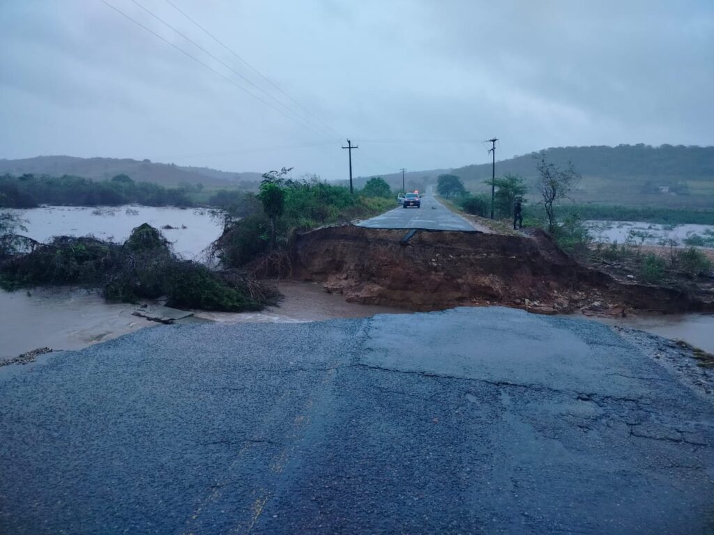 Trecho na rodovia SE-438, em Capela, cede e veículos ficam submersos; há suspeita de vítimas no local