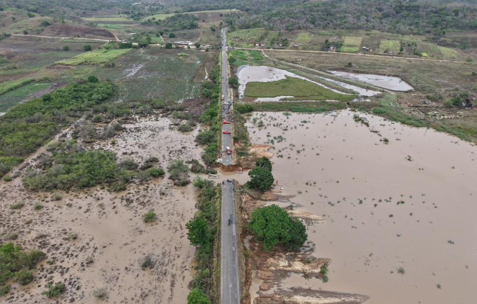 Corpo de Bombeiros resgata corpos de duas das três vítimas do deslizamento na rodovia SE-438