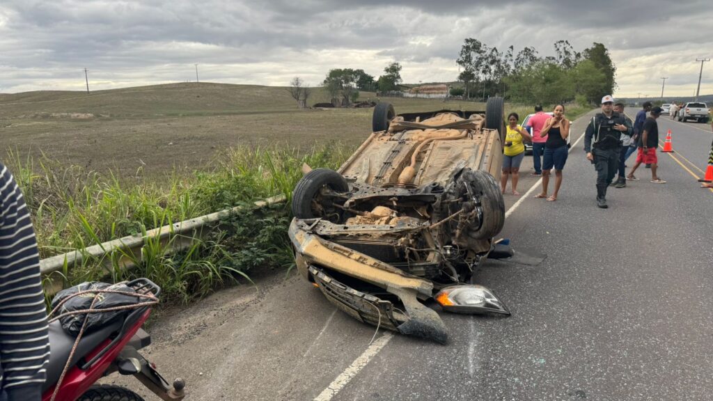 Motorista perde controle de carro e capota na rodovia SE-270 em Simão Dias