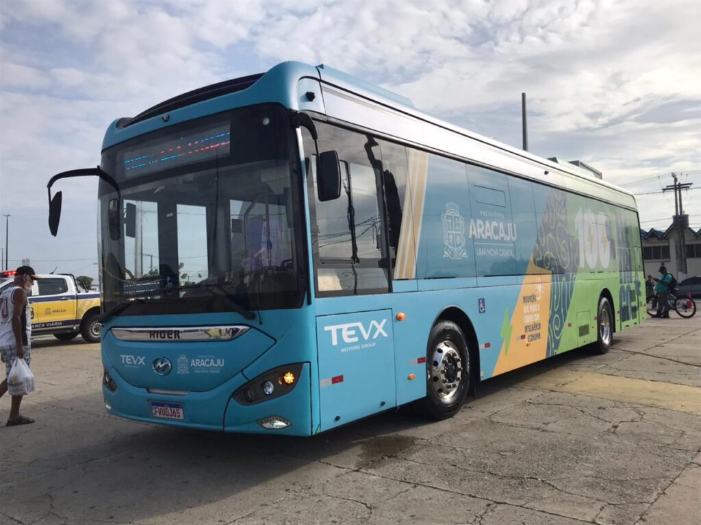 Emília anuncia chegada de ônibus elétrico: “Dez já é certo, com recursos do PAC”