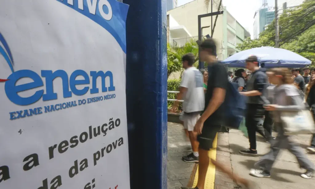 Enem: Brasil teve 12 notas mil em 2024; uma da rede pública